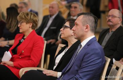 Uczestnicy konferencji pt. „Polska wieś popegeerowska po 30 latach transformacji” w Sali Kolumnowej Urzędu Marszałkowskiego Województwa Lubuskiego w Zielonej Górze