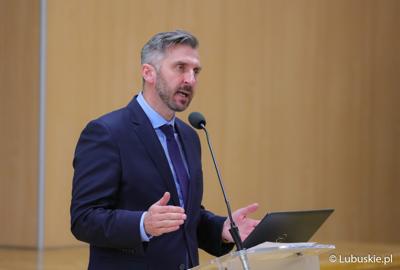 Poseł na Sejm RO Waldemar Sługocki przemawia podczas  konferencji pt. „Polska wieś popegeerowska po 30 latach transformacji” w Sali Kolumnowej Urzędu Marszałkowskiego Województwa Lubuskiego w Zielonej Górze