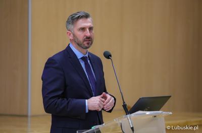 Poseł na Sejm RP Waldemar Sługocki przemawia podczas konferencji pt. „Polska wieś popegeerowska po 30 latach transformacji” w Sali Kolumnowej Urzędu Marszałkowskiego Województwa Lubuskiego w Zielonej Górze