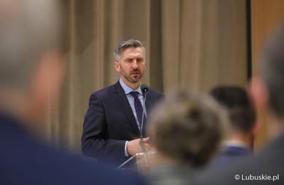 Poseł na Sejm RP Waldemar Sługocki przemawia podczas konferencji pt. „Polska wieś popegeerowska po 30 latach transformacji” w Sali Kolumnowej Urzędu Marszałkowskiego Województwa Lubuskiego w Zielonej Górze