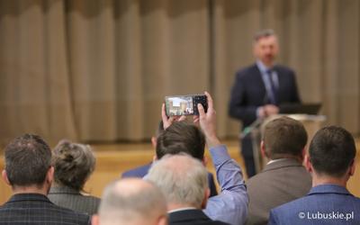 Uczestnicy konferencji pt. „Polska wieś popegeerowska po 30 latach transformacji” w Sali Kolumnowej Urzędu Marszałkowskiego Województwa Lubuskiego w Zielonej Górze