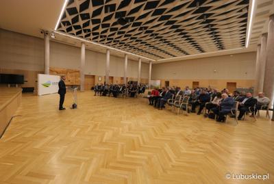 Uczestnicy konferencji pt. „Polska wieś popegeerowska po 30 latach transformacji” w Sali Kolumnowej Urzędu Marszałkowskiego Województwa Lubuskiego w Zielonej Górze