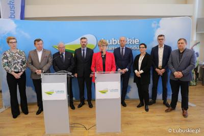 Uczestnicy konferencji prasowej rozpoczynającej konferencję pt. „Polska wieś popegeerowska po 30 latach transformacji”. Na zdjęciu: Marszałek Województwa Lubuskiego Elżbieta Anna Polak, lubuscy parlamentarzyści Poseł na Sejm RP Waldemar Sługocki, Posłanki Krystyna Sibińska i Katarzyna Osos, prezes Związku Byłych Pracowników PGR „Lubuskiego” Krzysztof Kaźmierczyk, a także radni Sejmiku Województwa Lubuskiego Sebastian Ciemnoczołowski i Grzegorz Potęga. 