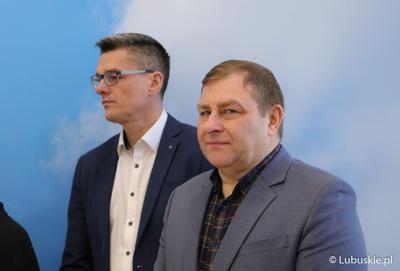 Radny wojewódzki Grzegorz Potega (na pierwszym planie) oraz radny wojewódzki Sebastian Ciemnoczołowski