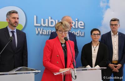 Marszałek Elżbieta Anna Polak przemawia podczas konferencji prasowej przed rozpoczęciem konferencji pt. „Polska wieś popegeerowska po 30 latach transformacji” 
