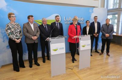 Uczestnicy konferencji prasowej rozpoczynającej konferencję pt. „Polska wieś popegeerowska po 30 latach transformacji”. Na zdjęciu: Marszałek Województwa Lubuskiego Elżbieta Anna Polak, lubuscy parlamentarzyści Poseł na Sejm RP Waldemar Sługocki, Posłanki Krystyna Sibińska i Katarzyna Osos, prezes Związku Byłych Pracowników PGR „Lubuskiego” Krzysztof Kaźmierczyk, a także radni Sejmiku Województwa Lubuskiego Sebastian Ciemnoczołowski i Grzegorz Potęga. 