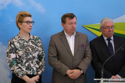 Uczestnicy konferencji prasowej przed rozpoczęciem konferencji pt. „Polska wieś popegeerowska po 30 latach transformacji” 