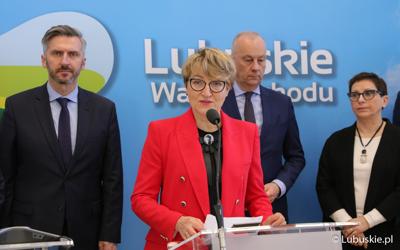 Marszałek Elżbieta Anna Polak przemawia podczas konferencji prasowej przed rozpoczęciem konferencji pt. „Polska wieś popegeerowska po 30 latach transformacji” 