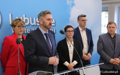 Poseł na Sejm RP Waldemar Sługocki przemawia podczas konferencji prasowej przed rozpoczęciem konferencji pt. „Polska wieś popegeerowska po 30 latach transformacji” 