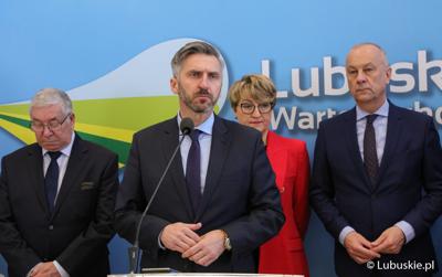 Poseł na Sejm RP Waldemar Sługocki przemawia podczas konferencji prasowej przed rozpoczęciem konferencji pt. „Polska wieś popegeerowska po 30 latach transformacji” 