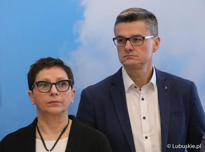 Posłanka na Sejm RP Krystyna Sibińska oraz radny wojewódzki Sebastian Ciemnoczołowski podczas konferencji prasowej przed rozpoczęciem konferencji pt. „Polska wieś popegeerowska po 30 latach transformacji” 