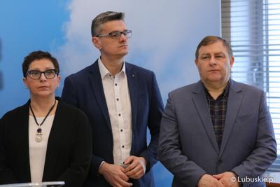 Posłanka na Sejm RP Krystyna Sibińska oraz radni wojewódzcy Sebastian Ciemnoczołowski i Grzegorz Potega podczas konferencji prasowej przed rozpoczęciem konferencji pt. „Polska wieś popegeerowska po 30 latach transformacji” 