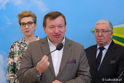 Uczestnicy konferencji prasowej przed rozpoczęciem konferencji pt. „Polska wieś popegeerowska po 30 latach transformacji” 