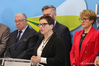 Posłanka na Sejm RP Krystyna Sibińska przemawia podczas konferencji prasowej przed rozpoczęciem konferencji pt. „Polska wieś popegeerowska po 30 latach transformacji” 