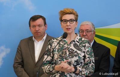 Posłanka na Sejm RP Katarzyna Osos przemawia podczas konferencji prasowej przed rozpoczęciem konferencji pt. „Polska wieś popegeerowska po 30 latach transformacji” 