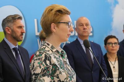 Posłanka na Sejm RP Katarzyna Osos przemawia podczas konferencji prasowej przed rozpoczęciem konferencji pt. „Polska wieś popegeerowska po 30 latach transformacji” 