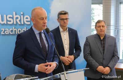 Członek zarządu woj. lubuskiego Marcin Jabłoński przemawia podczas konferencji prasowej przed rozpoczęciem konferencji pt. „Polska wieś popegeerowska po 30 latach transformacji” 