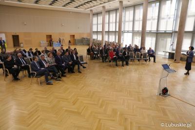 Uczestnicy konferencji pt. „Polska wieś popegeerowska po 30 latach transformacji” w Sali Kolumnowej Urzędu Marszałkowskiego Województwa Lubuskiego w Zielonej Górze
