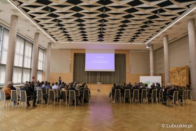 Uczestnicy konferencji pt. „Polska wieś popegeerowska po 30 latach transformacji” w Sali Kolumnowej Urzędu Marszałkowskiego Województwa Lubuskiego w Zielonej Górze