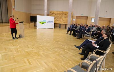 Marszałek Elżbieta Anna Polak przemawia podczas konferencji pt. „Polska wieś popegeerowska po 30 latach transformacji” w Sali Kolumnowej Urzędu Marszałkowskiego Województwa Lubuskiego w Zielonej Górze