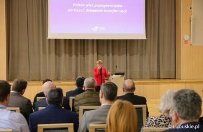 Marszałek Elżbieta Anna Polak przemawia podczas konferencji pt. „Polska wieś popegeerowska po 30 latach transformacji” w Sali Kolumnowej Urzędu Marszałkowskiego Województwa Lubuskiego w Zielonej Górze