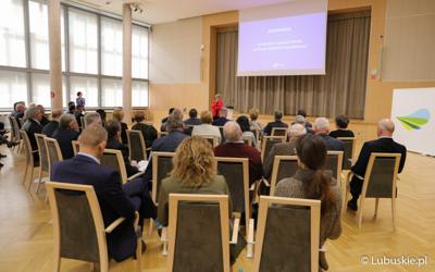 Uczestnicy konferencji pt. „Polska wieś popegeerowska po 30 latach transformacji” w Sali Kolumnowej Urzędu Marszałkowskiego Województwa Lubuskiego w Zielonej Górze