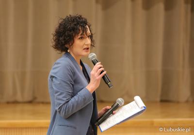 Iwona Kusiak z Lubuskiego Centrum Informacyjnego, prowadząca konferencję pt. „Polska wieś popegeerowska po 30 latach transformacji” w Sali Kolumnowej Urzędu Marszałkowskiego Województwa Lubuskiego w Zielonej Górze