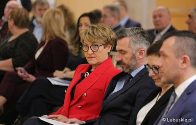 Uczestnicy konferencji pt. „Polska wieś popegeerowska po 30 latach transformacji” w Sali Kolumnowej Urzędu Marszałkowskiego Województwa Lubuskiego w Zielonej Górze