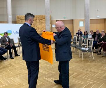 Poseł na Sejm RP Waldemar Sługocki odbiera specjalną koszulkę podczas konferencji pt. „Polska wieś popegeerowska po 30 latach transformacji” w Sali Kolumnowej Urzędu Marszałkowskiego Województwa Lubuskiego w Zielonej Górze