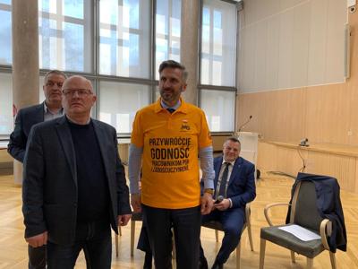 Poseł na Sejm RP Waldemar Sługocki (w żółtej koszulce) podczas konferencji pt. „Polska wieś popegeerowska po 30 latach transformacji” w Sali Kolumnowej Urzędu Marszałkowskiego Województwa Lubuskiego w Zielonej Górze