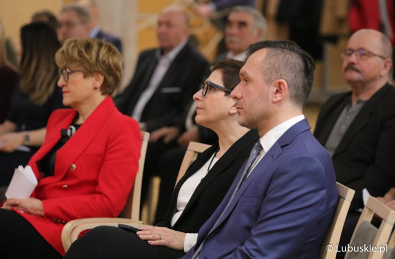 Uczestnicy konferencji pt. „Polska wieś popegeerowska po 30 latach transformacji” w Sali Kolumnowej Urzędu Marszałkowskiego Województwa Lubuskiego w Zielonej Górze
