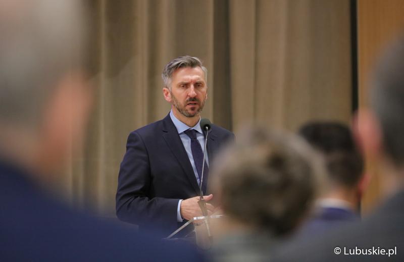 Poseł na Sejm RP Waldemar Sługocki przemawia podczas konferencji pt. „Polska wieś popegeerowska po 30 latach transformacji” w Sali Kolumnowej Urzędu Marszałkowskiego Województwa Lubuskiego w Zielonej Górze