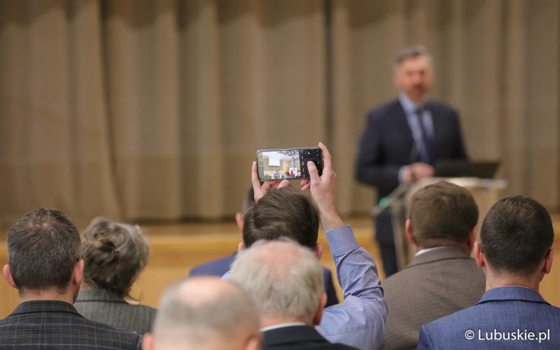 Uczestnicy konferencji pt. „Polska wieś popegeerowska po 30 latach transformacji” w Sali Kolumnowej Urzędu Marszałkowskiego Województwa Lubuskiego w Zielonej Górze