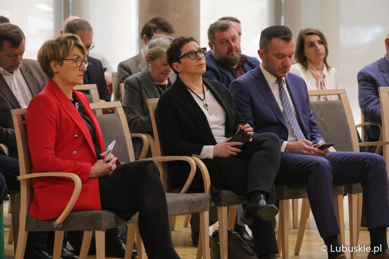 Uczestnicy konferencji pt. „Polska wieś popegeerowska po 30 latach transformacji” w Sali Kolumnowej Urzędu Marszałkowskiego Województwa Lubuskiego w Zielonej Górze
