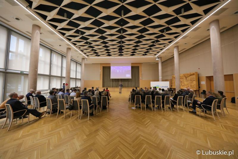 Uczestnicy konferencji pt. „Polska wieś popegeerowska po 30 latach transformacji” w Sali Kolumnowej Urzędu Marszałkowskiego Województwa Lubuskiego w Zielonej Górze