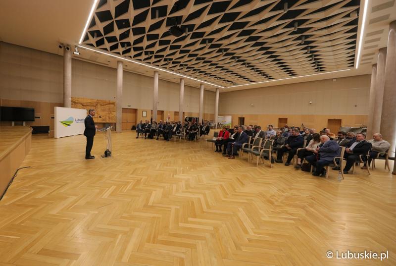 Uczestnicy konferencji pt. „Polska wieś popegeerowska po 30 latach transformacji” w Sali Kolumnowej Urzędu Marszałkowskiego Województwa Lubuskiego w Zielonej Górze