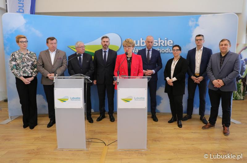 Uczestnicy konferencji prasowej rozpoczynającej konferencję pt. „Polska wieś popegeerowska po 30 latach transformacji”. Na zdjęciu: Marszałek Województwa Lubuskiego Elżbieta Anna Polak, lubuscy parlamentarzyści Poseł na Sejm RP Waldemar Sługocki, Posłanki Krystyna Sibińska i Katarzyna Osos, prezes Związku Byłych Pracowników PGR „Lubuskiego” Krzysztof Kaźmierczyk, a także radni Sejmiku Województwa Lubuskiego Sebastian Ciemnoczołowski i Grzegorz Potęga.