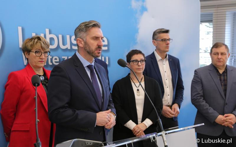Poseł na Sejm RP Waldemar Sługocki przemawia podczas konferencji prasowej przed rozpoczęciem konferencji pt. „Polska wieś popegeerowska po 30 latach transformacji”