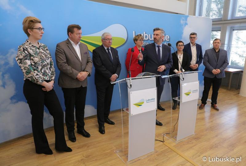 Uczestnicy konferencji prasowej rozpoczynającej konferencję pt. „Polska wieś popegeerowska po 30 latach transformacji”. Na zdjęciu: Marszałek Województwa Lubuskiego Elżbieta Anna Polak, lubuscy parlamentarzyści Poseł na Sejm RP Waldemar Sługocki, Posłanki Krystyna Sibińska i Katarzyna Osos, prezes Związku Byłych Pracowników PGR „Lubuskiego” Krzysztof Kaźmierczyk, a także radni Sejmiku Województwa Lubuskiego Sebastian Ciemnoczołowski i Grzegorz Potęga.
