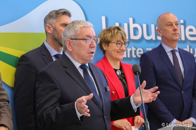 Uczestnicy konferencji prasowej przed rozpoczęciem konferencji pt. „Polska wieś popegeerowska po 30 latach transformacji”