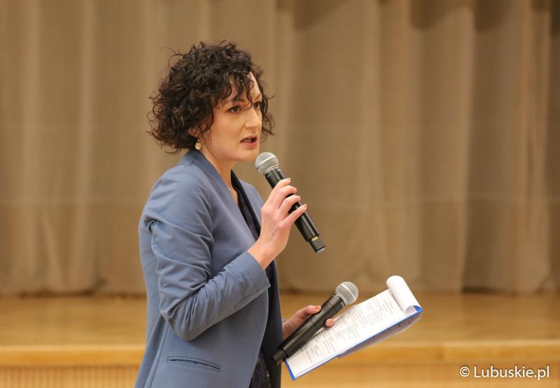 Iwona Kusiak z Lubuskiego Centrum Informacyjnego, prowadząca konferencję pt. „Polska wieś popegeerowska po 30 latach transformacji” w Sali Kolumnowej Urzędu Marszałkowskiego Województwa Lubuskiego w Zielonej Górze