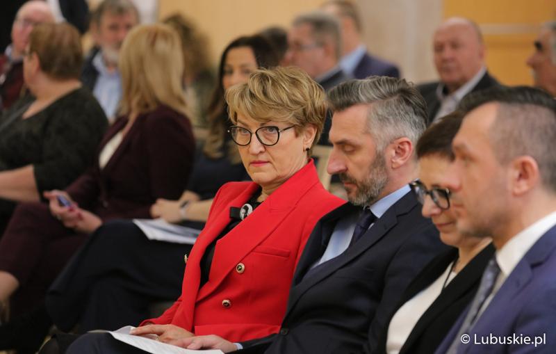 Uczestnicy konferencji pt. „Polska wieś popegeerowska po 30 latach transformacji” w Sali Kolumnowej Urzędu Marszałkowskiego Województwa Lubuskiego w Zielonej Górze