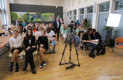 Uczestnicy konferencji prasowej podsumowującej konkurs "Raz, dwa, trzy – poruszaj się i TY"