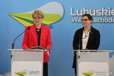 Marszałek Elżbieta Anna Polak (z lewej) oraz Posłanka na Sejm RP Krystyna Sibińska (przy mikrofonie) na konferencji podsumowującej konkurs "Raz, dwa, trzy – poruszaj się i TY"