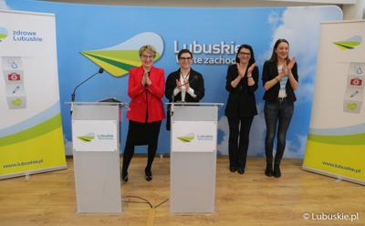 Marszałek Elżbieta Anna Polak (z lewej) oraz Posłanka na Sejm RP Krystyna Sibińska (obok) na konferencji podsumowującej konkurs "Raz, dwa, trzy – poruszaj się i TY"