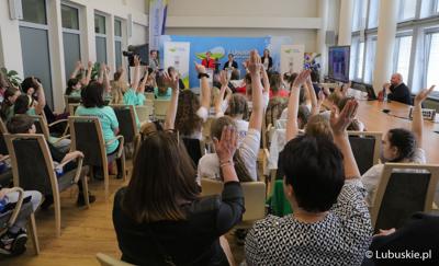 Laureaci konkursu "Raz, dwa, trzy – poruszaj się i TY" na konferencji podsumowującej konkurs