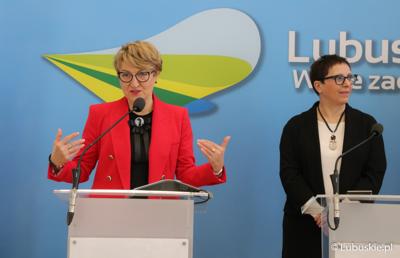 Marszałek Elżbieta Anna Polak (z lewej) oraz Posłanka na Sejm RP Krystyna Sibińska (obok) na konferencji podsumowującej konkurs "Raz, dwa, trzy – poruszaj się i TY"