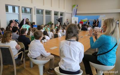 Uczestnicy konferencji prasowej podsumowującej konkurs "Raz, dwa, trzy – poruszaj się i TY"