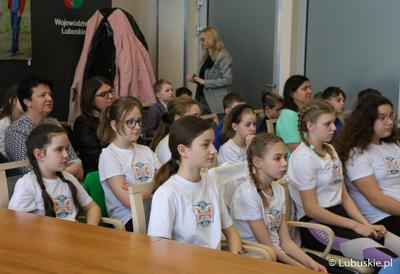 Uczestnicy konferencji prasowej podsumowującej konkurs "Raz, dwa, trzy – poruszaj się i TY"