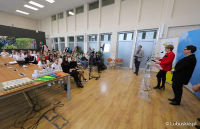 Uczestnicy konferencji prasowej podsumowującej konkurs "Raz, dwa, trzy – poruszaj się i TY"